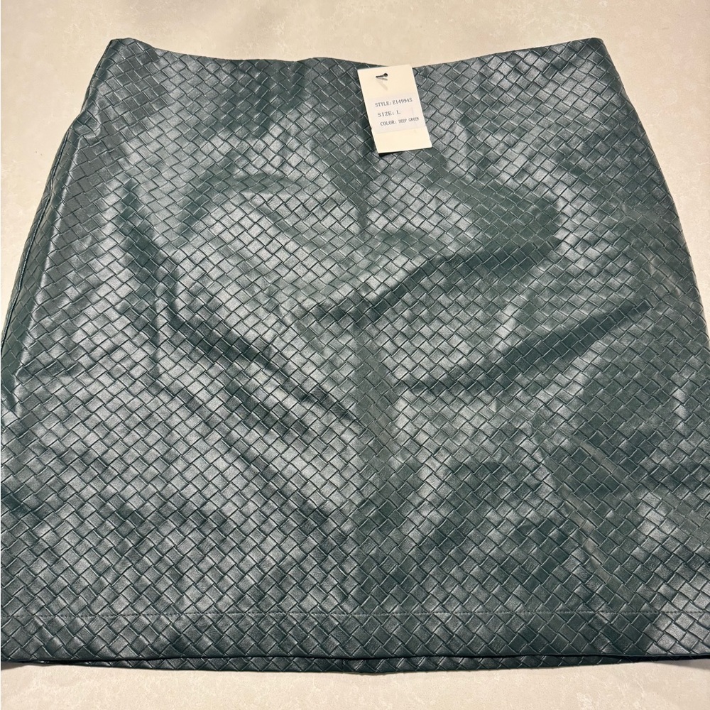 Shop Priceless Green Faux-Leather Textured Skirt – Size L – NWT